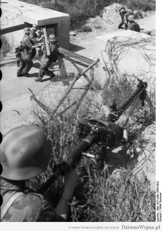 Nordfrankreich, Schranke, Soldat mit MG 15