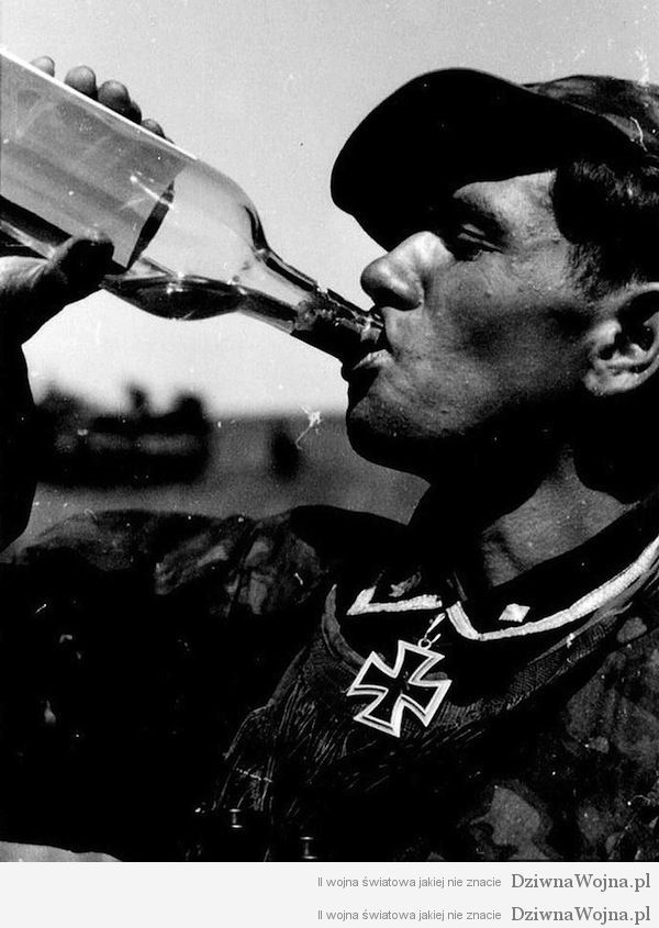 niemiecki zolnierz ss pije pod kurskiem 1943