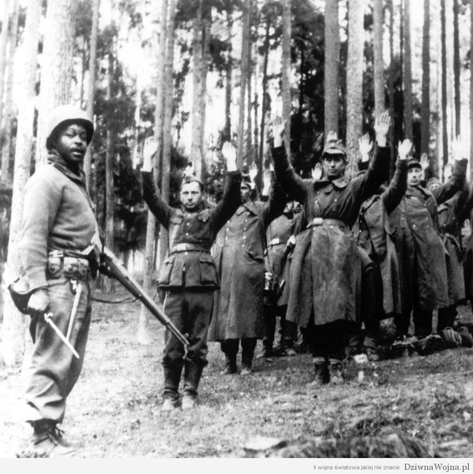 afro-amerykanski zolniez pillnujacy jenców kwiecien 1945