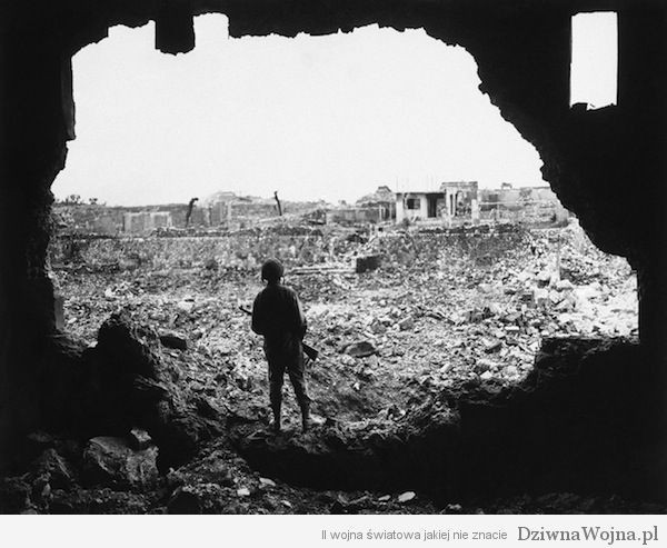 Amerykański żołnierz ogląda efekt zrzucenia bomb na Naha (Okinawa 1945)