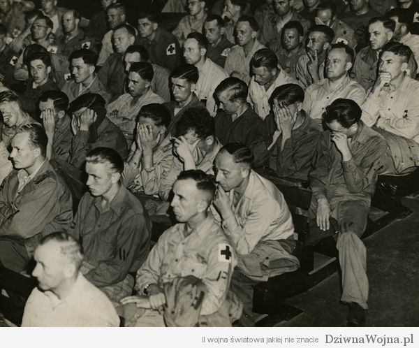 Niemieccy jeńcy oglądają materiały poświęcone obozom koncentracyjnym