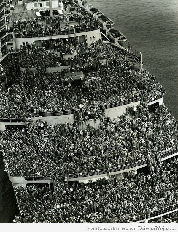 Amerykańscy żołnierze wracający do portu w Nowym Jorku po zakończeniu wojny w Europie. Maj 1945