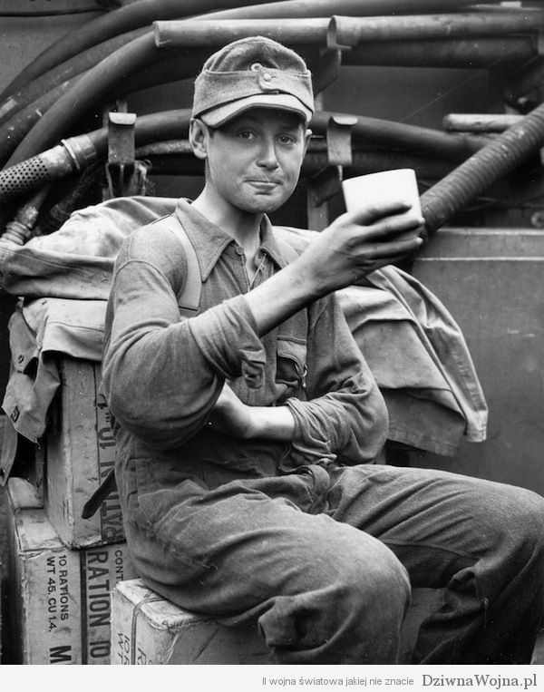 Młody niemiecki jeniec poczęstowany kubkiem kawy przez Amerykanów. Normandia 1944