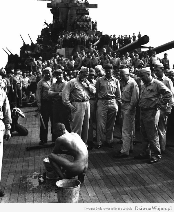Nagi japoński jeniec czyści pokład pancernika USS New Jersey. Grudzień 1944
