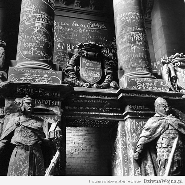 Napisy pozostawione przez żołnierzy Armii Czerwonej na budyneku Reichstagu w czerwcu 1945 roku.