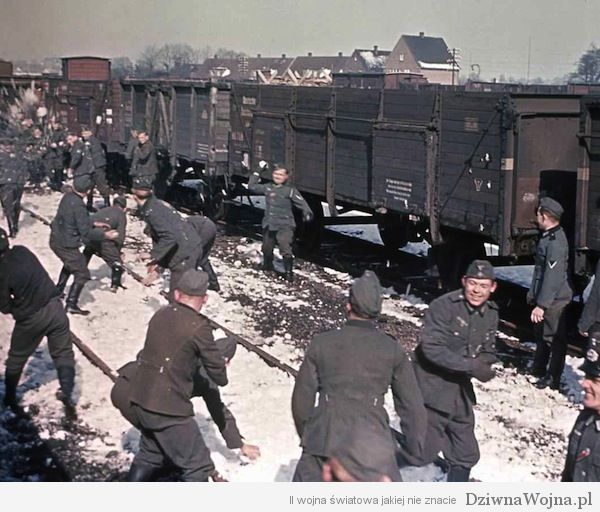 Niemieccy żołnierze korzystają z chwili rozluźnienia przeprowadzając bitwę na śnieżki. Prawdopodobnie gdzieś we Francji.