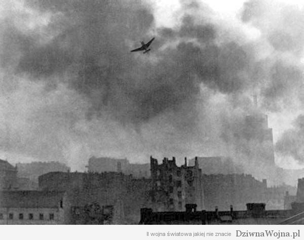 Junkers Ju 87 Stuka bombardujacy Stare Miasto, sierpien 1944