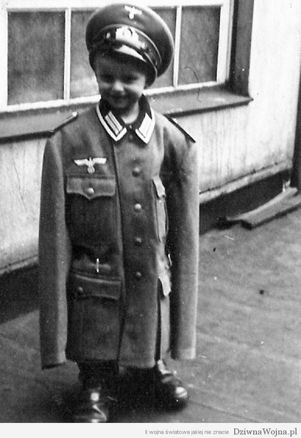 Młody Niemiec pozuje do zdjęcia w mundurze swojego ojca. (1939)