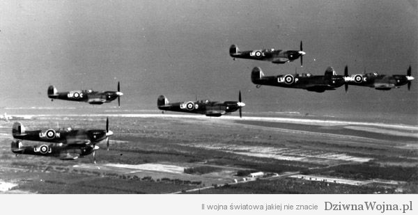 Spitfire'y Diwizjonu 318 przelatują nad Udine 1945