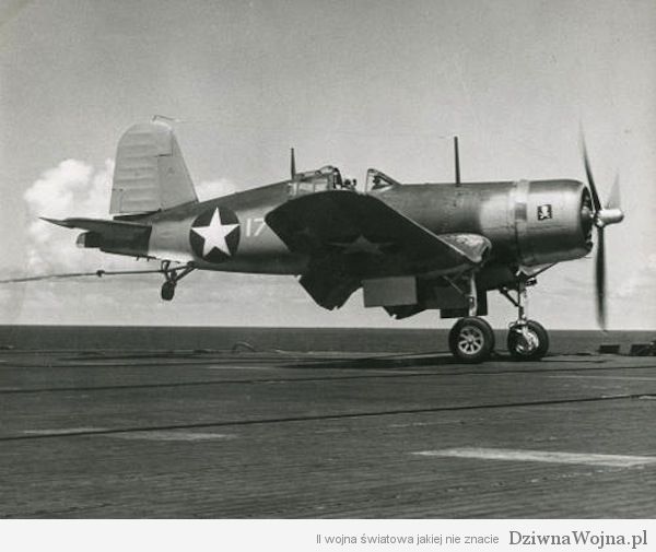 Vought F4U Corsair złapany na pokładzie lotniskowca. 1943