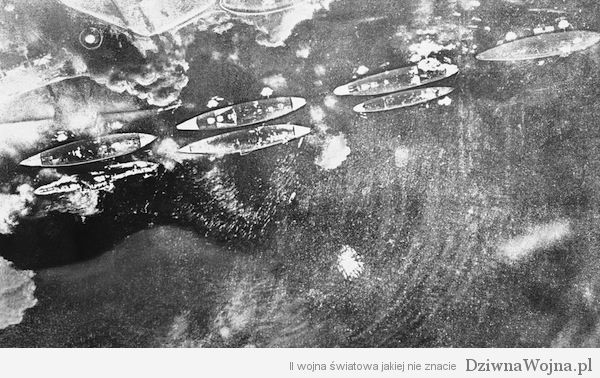 Zdjęcie wykonane z pokładu japońskiego samolotu podczas pierwszych chwil ataku na Pearl Harbour 7 grudnia 1941