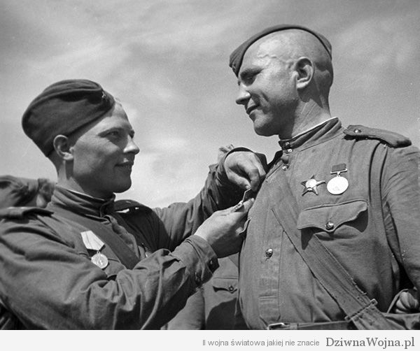 Советские солдаты, награжденные медалью "За оборону Ленинграда"