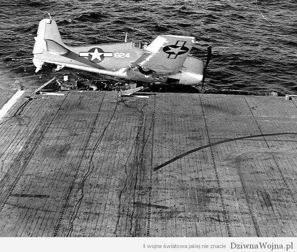 Grumman F6F Hellcat zeslizguje sie z pokladu lotniskowca USS Barnes 1943
