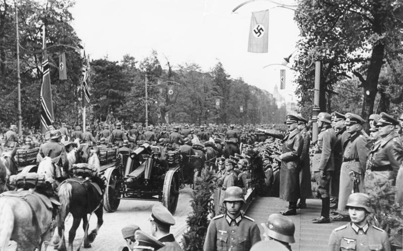 Adolf Hitler odbierający defiladę zwycięstwa w Alejach Ujazdowskich, źródło: Das Bundesarchiv, Wikimedia Commons
