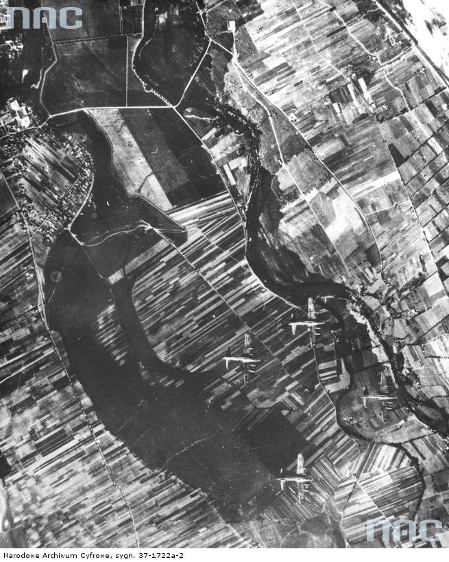 Zdjęcie lotnicze rejonów Wilanowa wykonane 18 września 1944 r. przez załogę jednego z samolotów B-17. (fot. Narodowe Archiwum Cyfrowe)