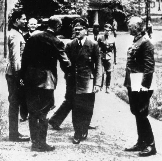 Stauffenberg w Wilczym Szańcu podczas spotkania z Hitlerem