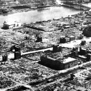 Dzielnica mieszkalna Tokio niemal kompletnie zniszczona przez amerykańskie bombardowanie (fot. Wikimedia Commons)