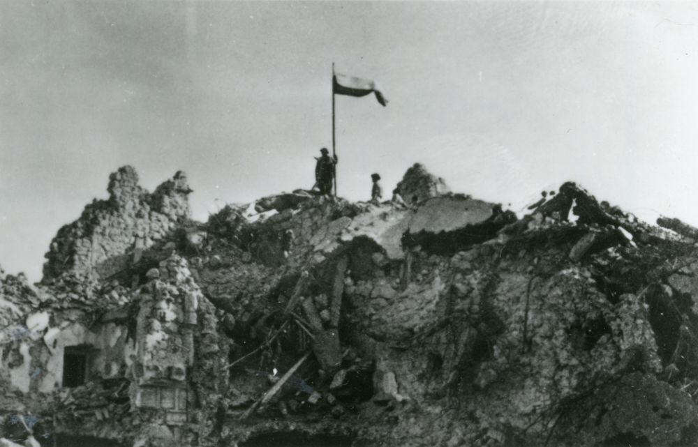 Polska flaga nad Monte Cassino